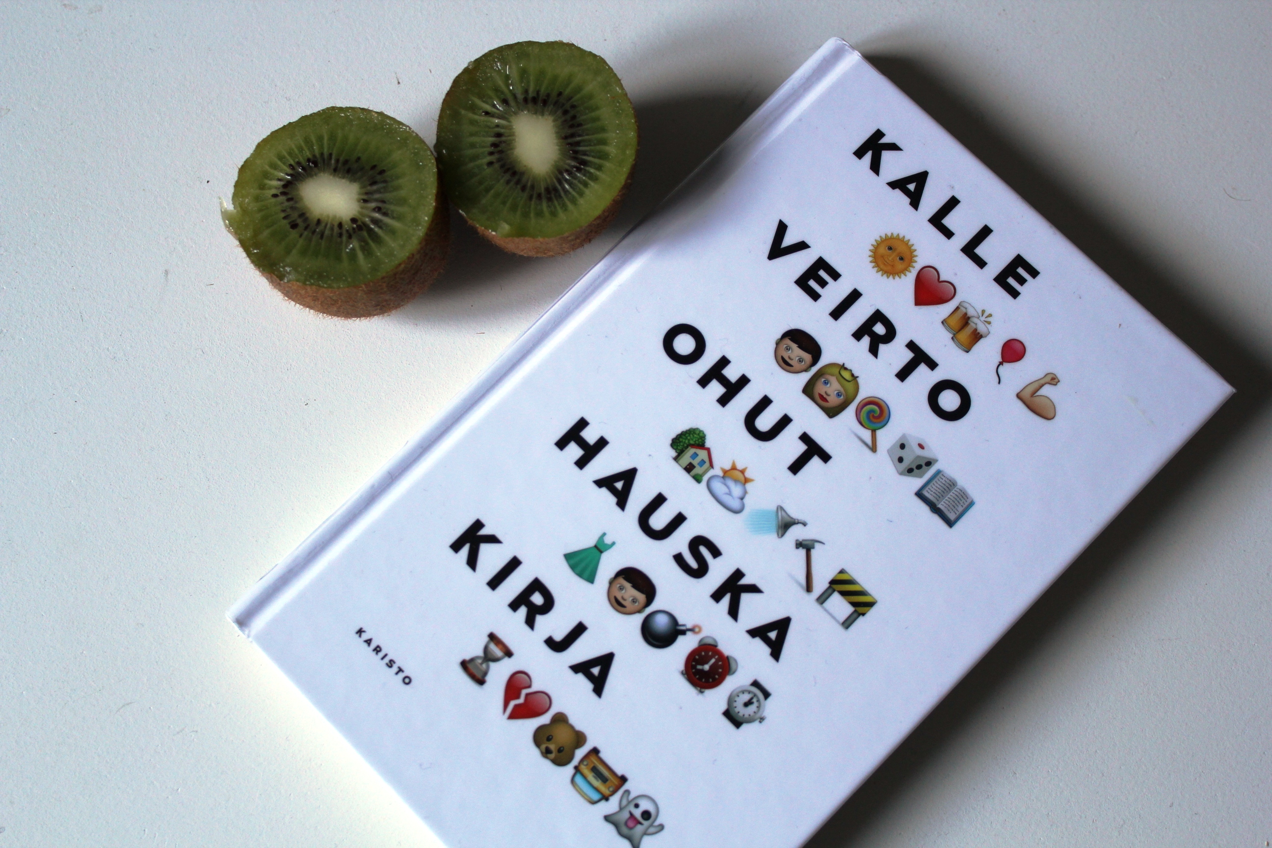 Ohut hauska kirja (2)