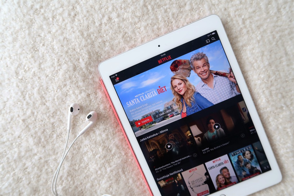 Kirjafriikin Netflix-vinkit tälle keväälle – Tsekkaa nämä sarjat&nbsp;nyt