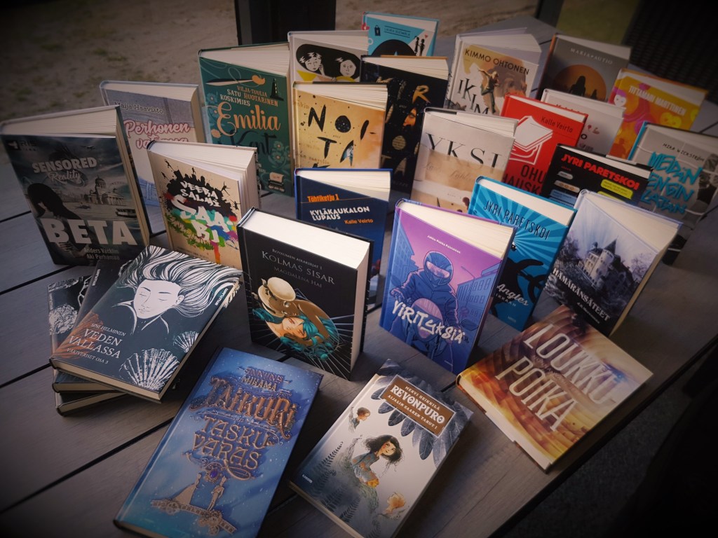Vieraskynä: Ihmiskoe nimeltä #nuortenkirjatorstai – eli miten päädyin lukemaan yli 40 kotimaista uutuusnuortenkirjaa vuodessa