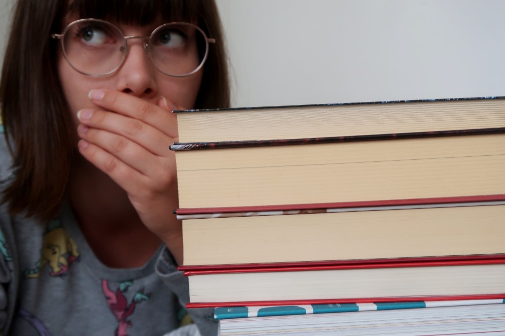 VIDEO: Mitä tehdä, kun kirjaston lainausraja tulee vastaan ja kirjastovirkailija nauraa ääneen varausten&nbsp;määrälle?