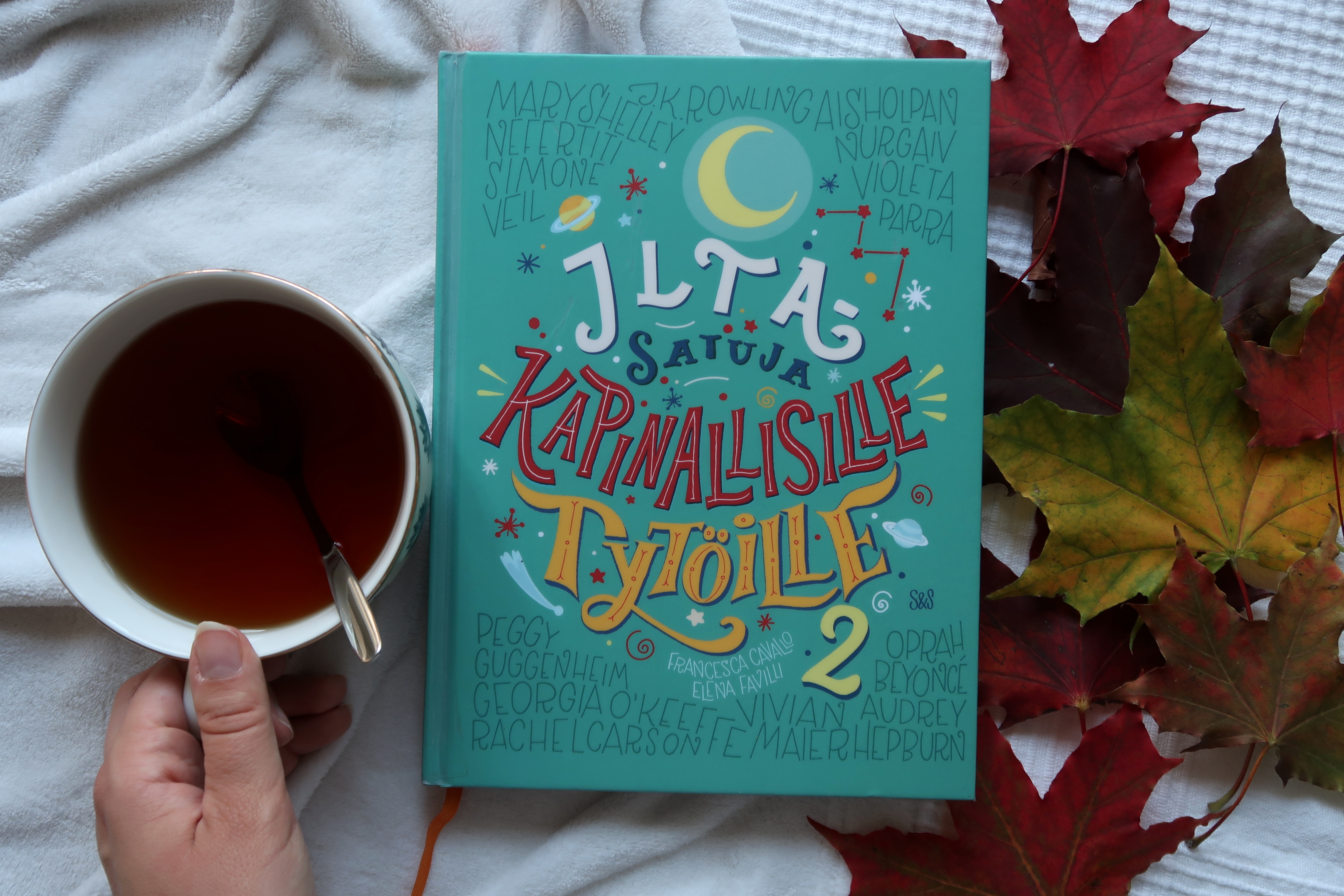 Iltasatuja kapinallisille tytöille 2 (3)