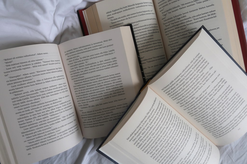 Jatketaan vielä hetki nuortenkirjakritiikeistä – Miksi tarvitsemme monenlaisia tekstejä nuortenkirjoista?