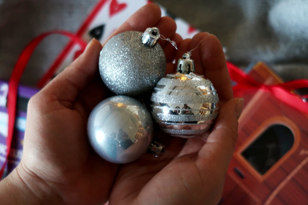 Voiko kirjojen ostaminen lähteä näpeistä? – Ajatuksia kirjavuorten ja jouluisen kulutushysterian keskeltä