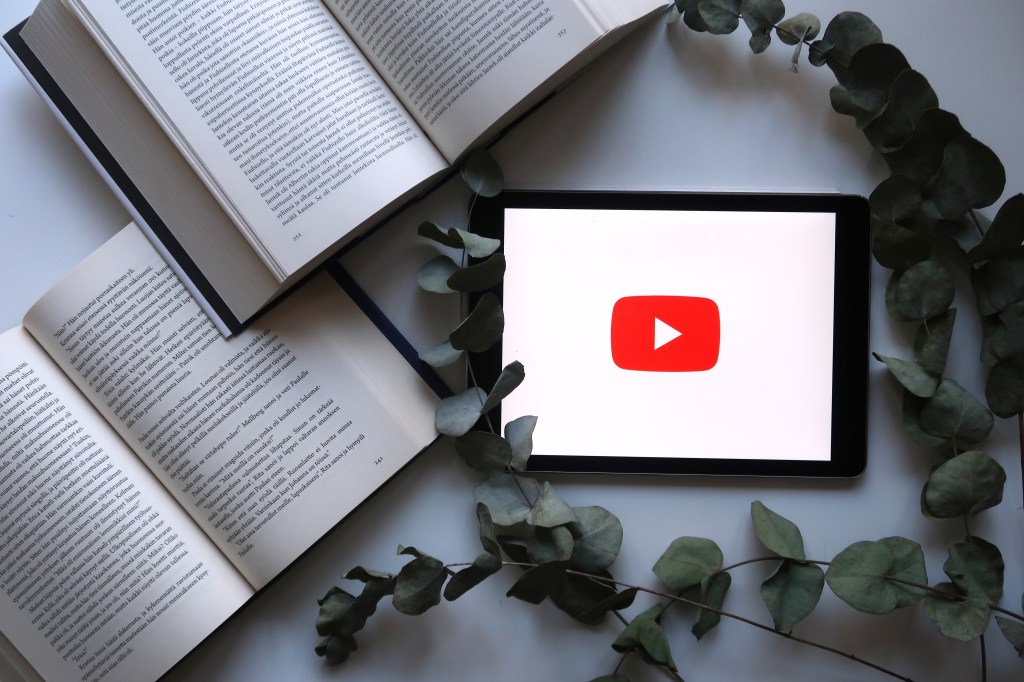 Vuosi, jolloin tilaajamäärämme ja katselukertamme kasvoivat yli 1000 prosenttia – Tällainen oli kirjatube vuonna&nbsp;2018