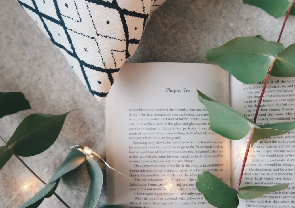 Puistattava kuvaus turhamaisuudesta ja välinpitämättömyydestä – Oscar Wilde: Dorian Grayn&nbsp;muotokuva