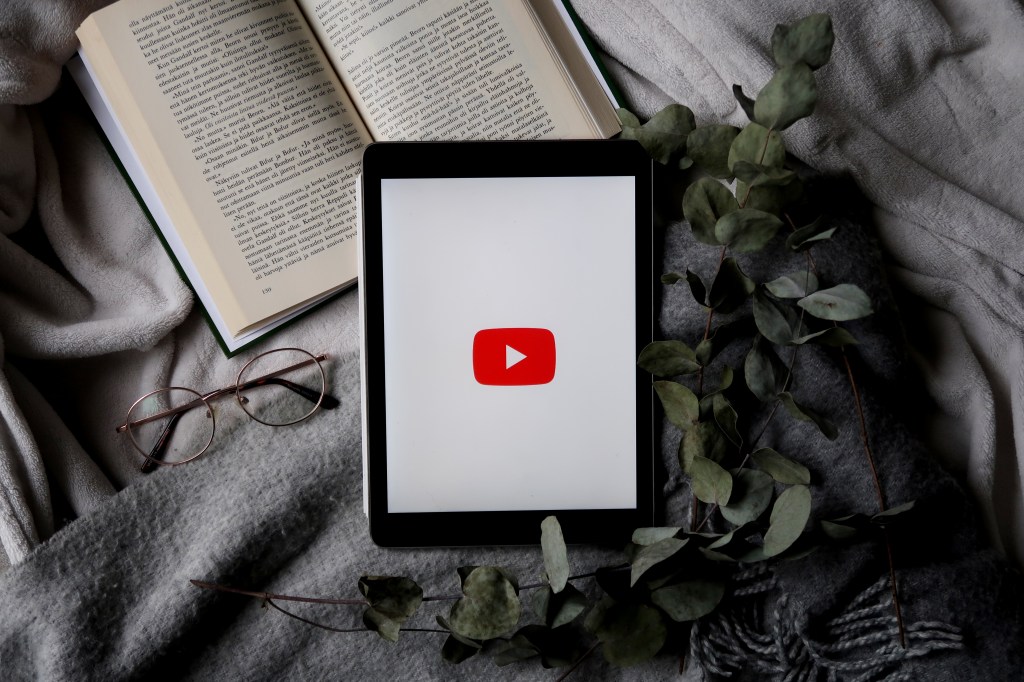 Tervetuloa Kirjastokierrokselle! – Helmikuun&nbsp;kirjatubevideot