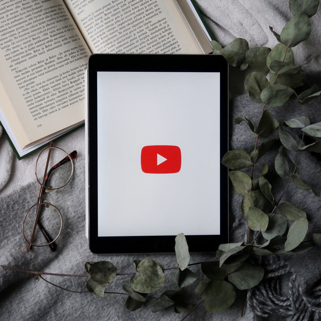 PÄIVITTYVÄ POSTAUS: Mikä on booktube? – Katso lista suomalaisista kirjatube-kanavista