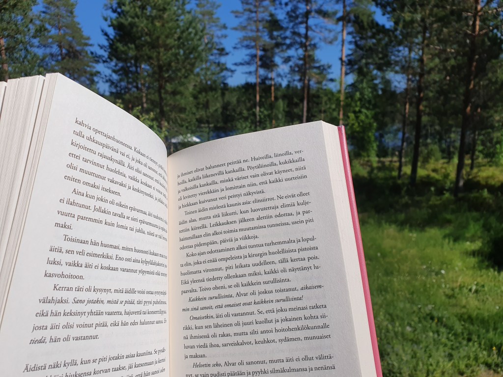 Vuodenkierto vaikuttaa vahvasti lukemistooni – kesällä janoan nostalgiaa ja sopivasti&nbsp;jännitystä