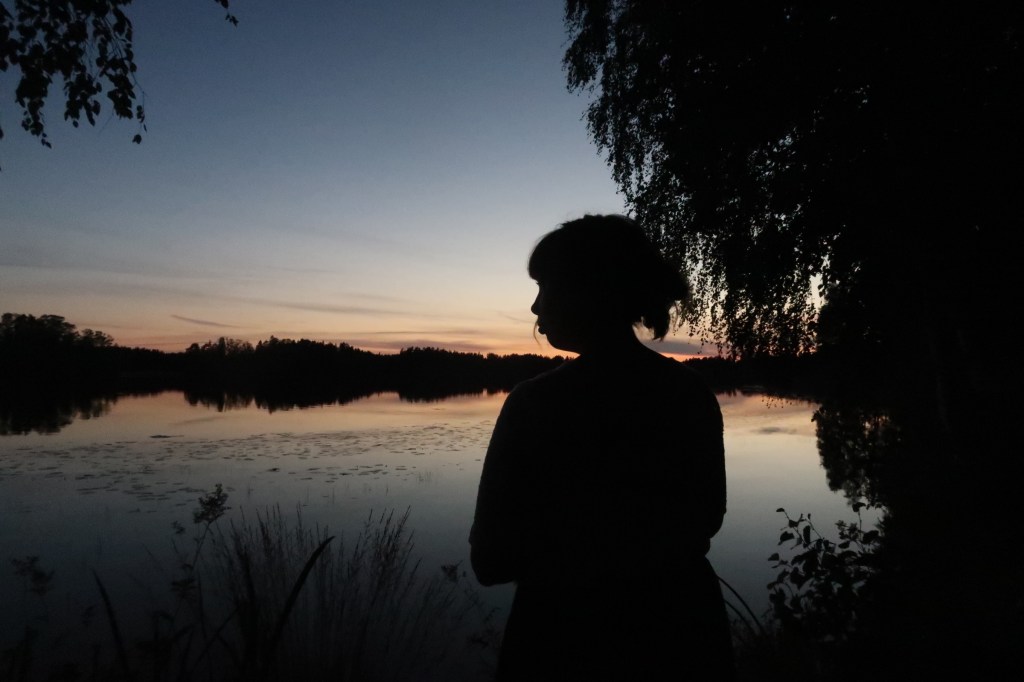 Lukuvinkkejä, teatteritärppejä ja matkaopas kirjasomeen – Tiesitkö, että pohdiskelen taidetta ja kulttuuria myös&nbsp;työblogissani?