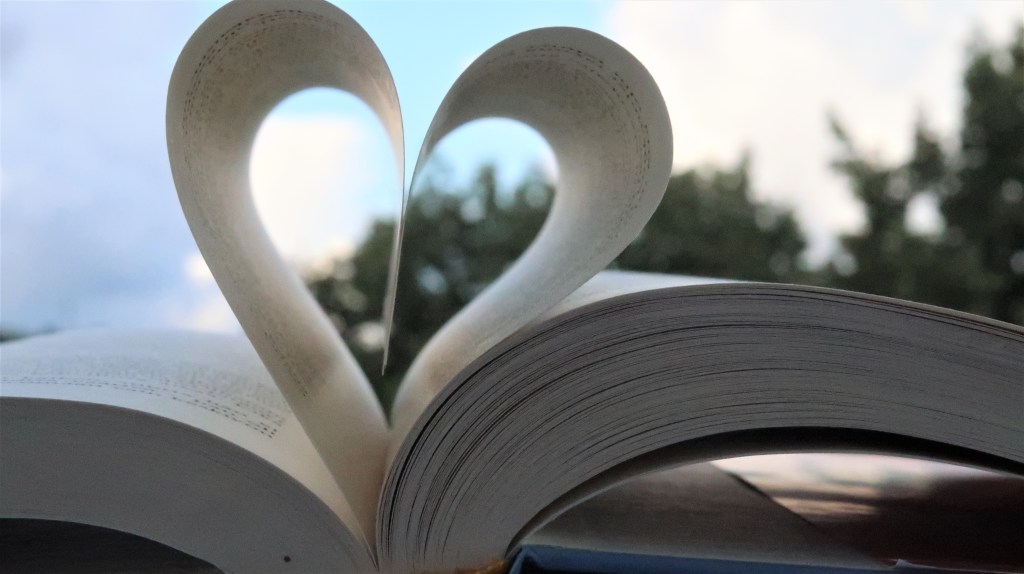 Mitä lukea häämatkalla? – 17 romanttista kirjavinkkiä&nbsp;häämatkalle