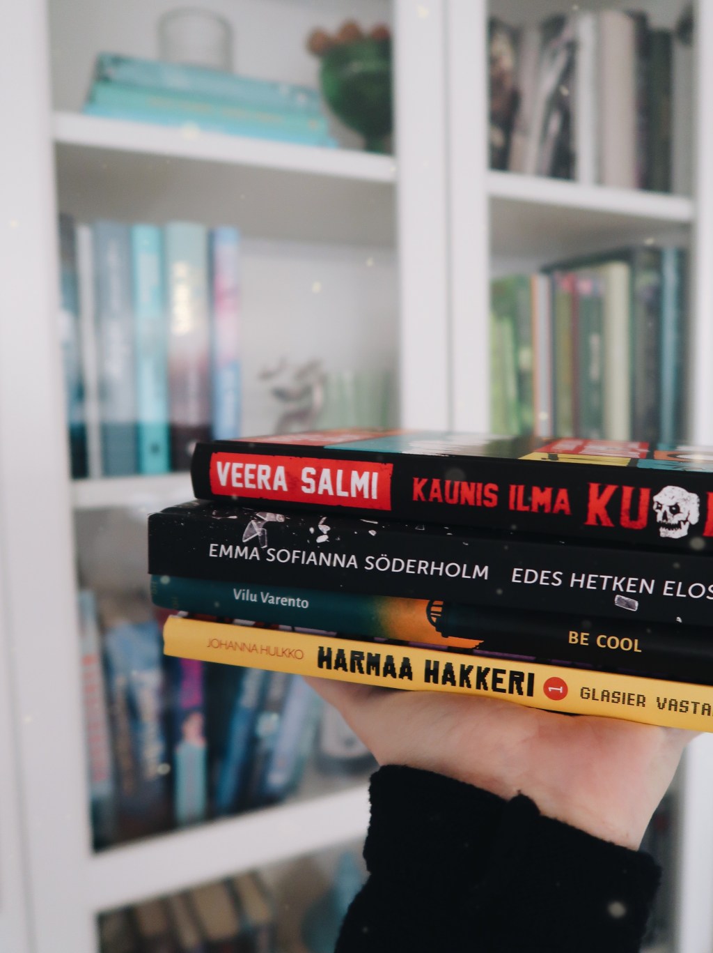 Miniarvioissa neljä tänä vuonna ilmestynyttä kotimaista nuortenkirjaa: Huumeita, perhehaasteita, hakkereita ja noloja&nbsp;kommelluksia