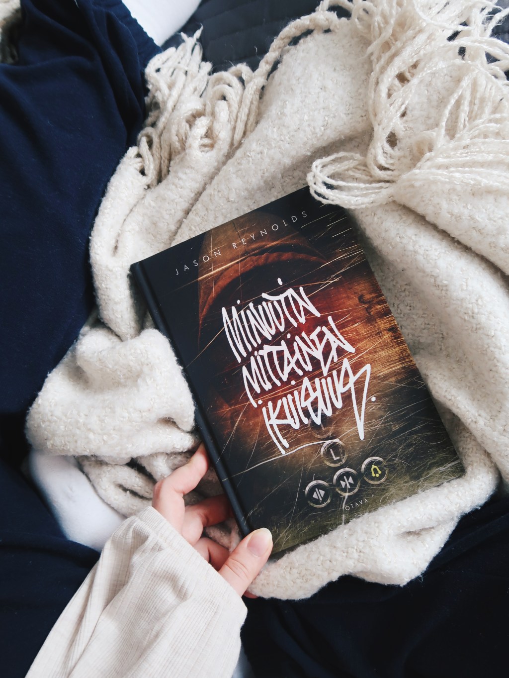 Liikuttava säeromaani hissimatkasta – Jason Reynolds: Minuutin mittainen&nbsp;ikuisuus