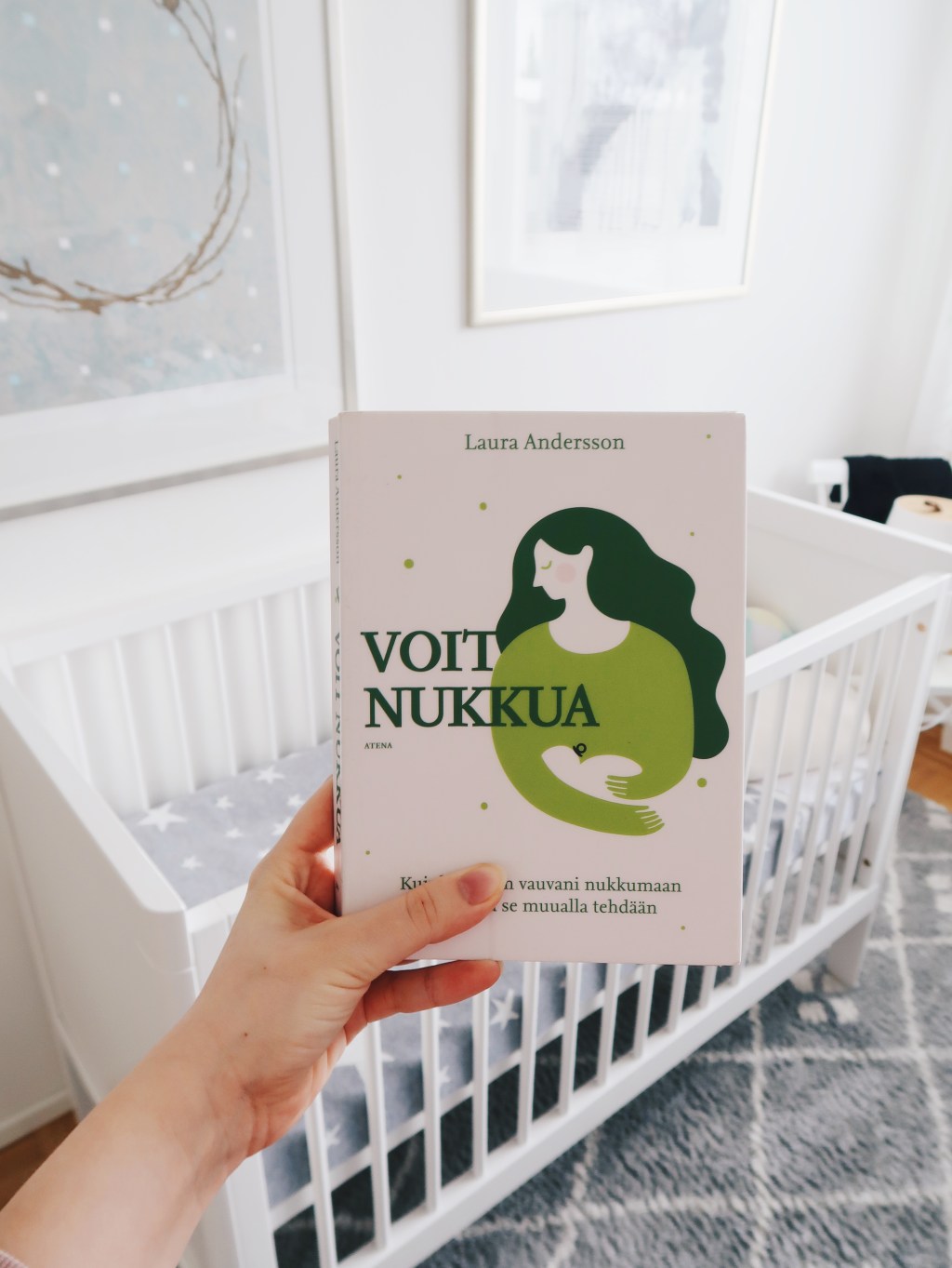 Entä jos vauvavuonna ei tarvitsisikaan muuttua zombiksi? – Laura Andersson: Voit nukkua – Kuinka opetin vauvani nukkumaan ja kuinka se muualla&nbsp;tehdään