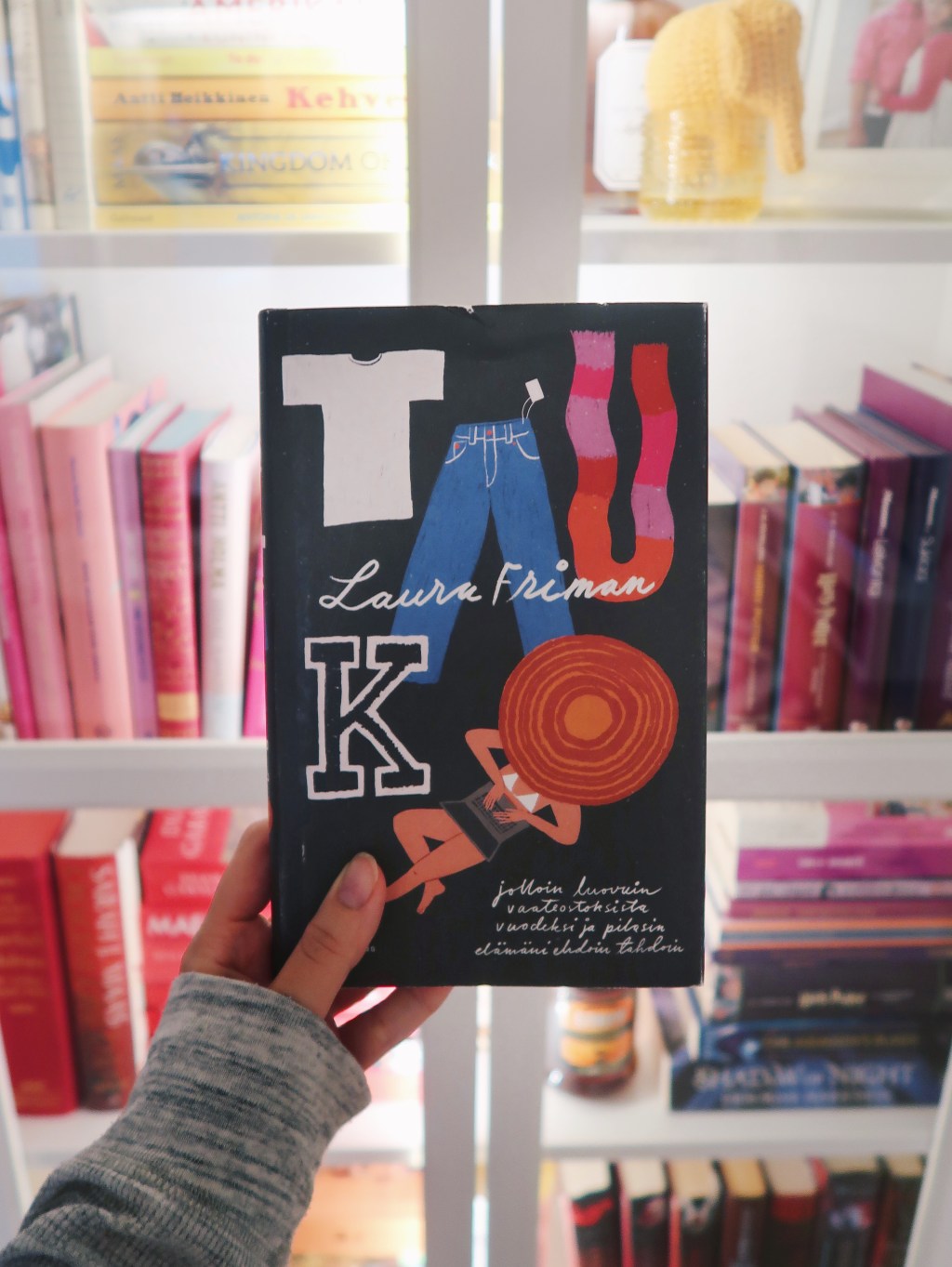 Huumorilla vaatteista – Laura Friman: Tauko, jolloin luovuin vaateostoksista vuodeksi ja pilasin elämäni ehdoin&nbsp;tahdoin