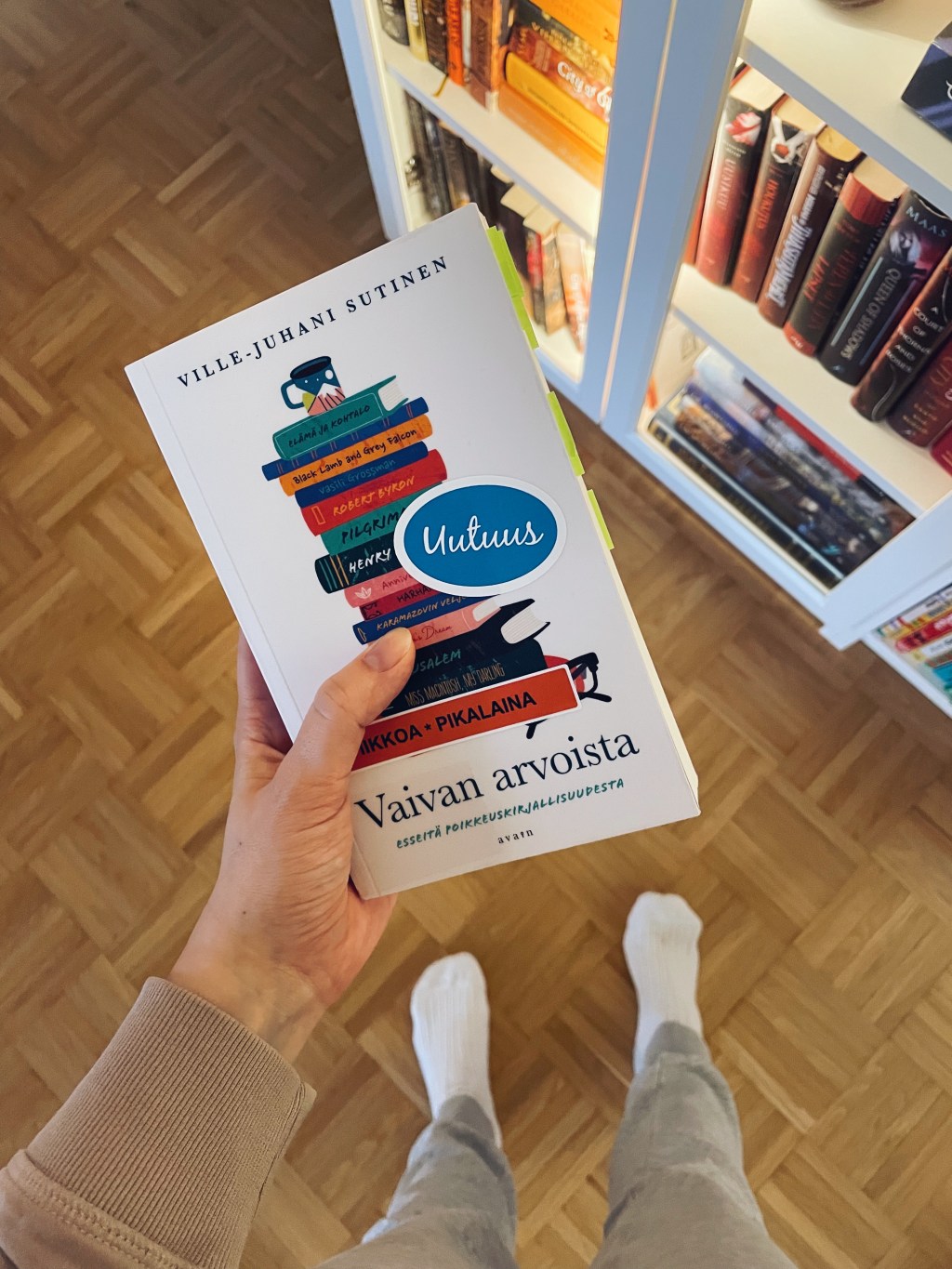 Tuhatsivuisten järkäleiden tenhosta – Ville-Juhani Sutinen: Vaivan arvoista – Esseitä poikkeuskirjallisuudesta